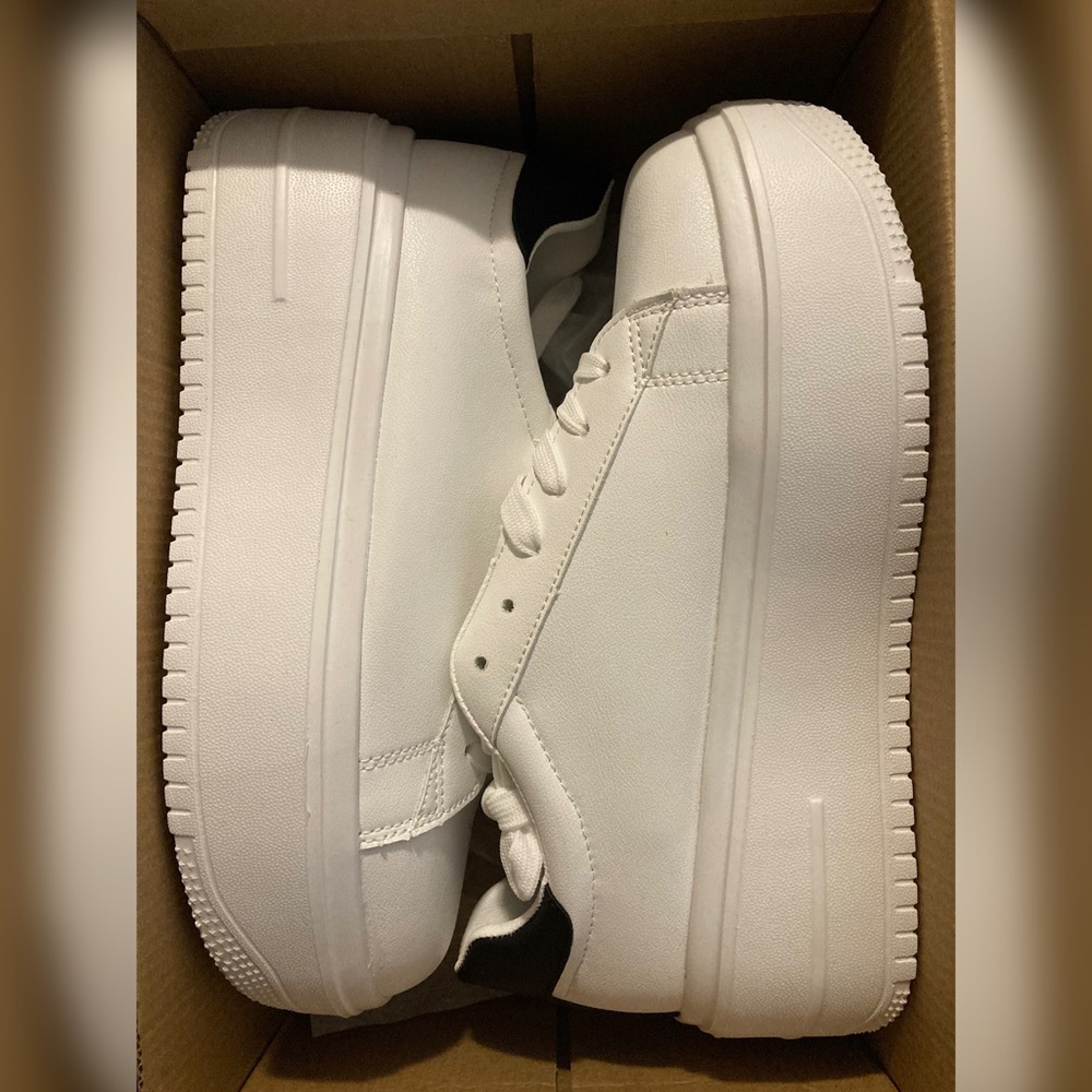 Lace-Up Front Flatform Skate Shoes - Picture 3 of 7